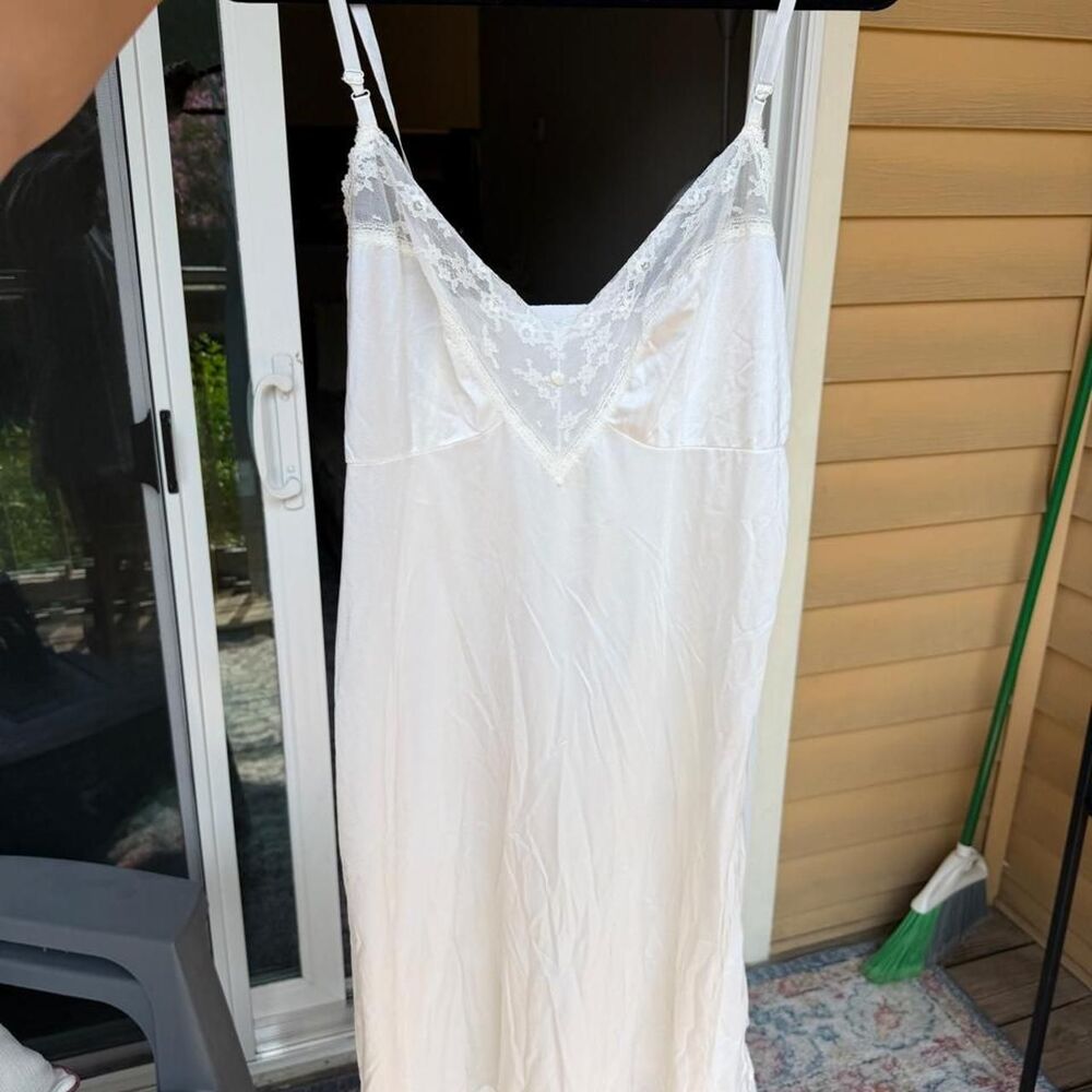 Kayser white lace slip dress with delicate lace trim in size 42
